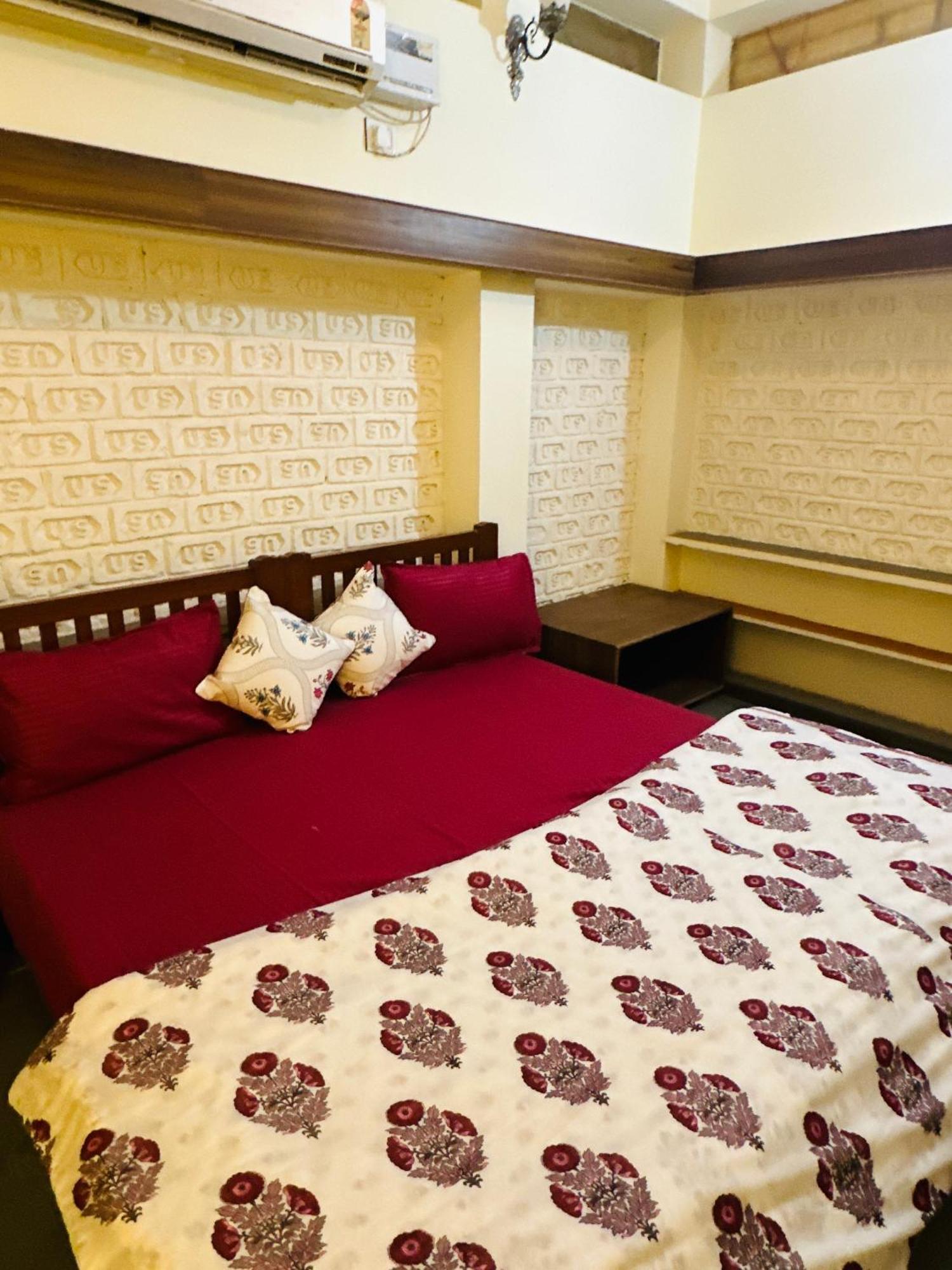 Travellers Village Hostel *