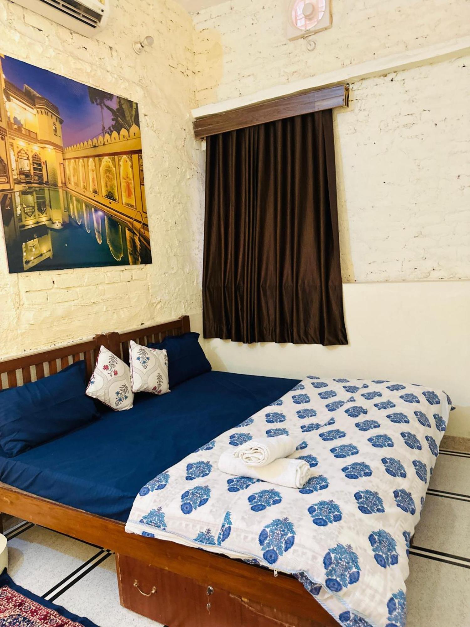 Travellers Village Hostel *