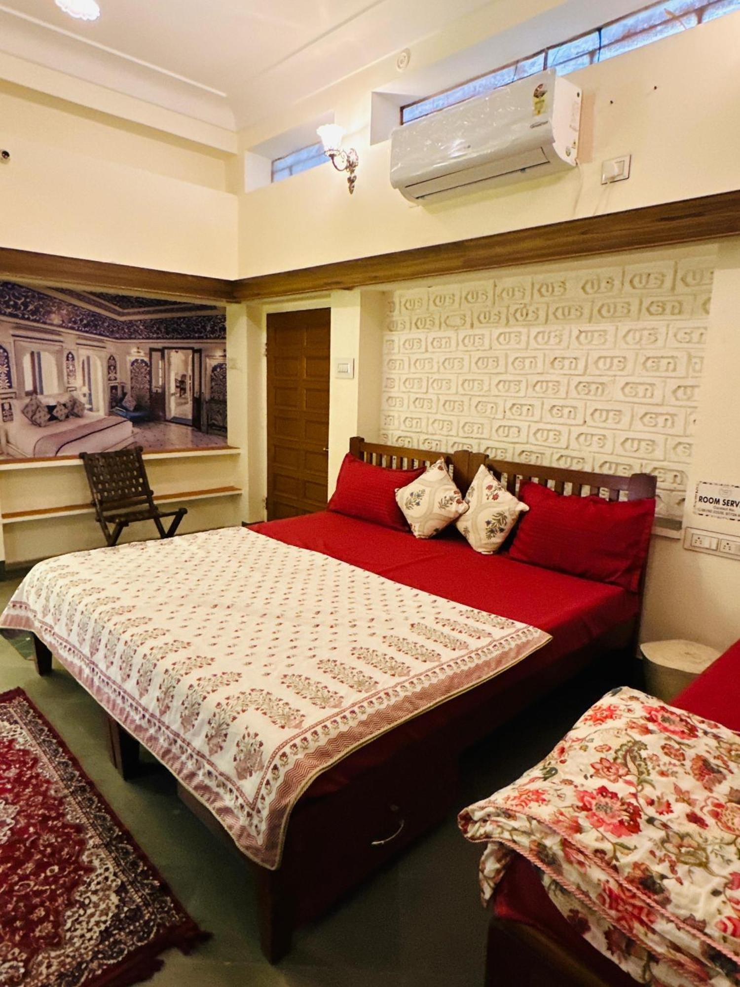 Travellers Village Hostel *